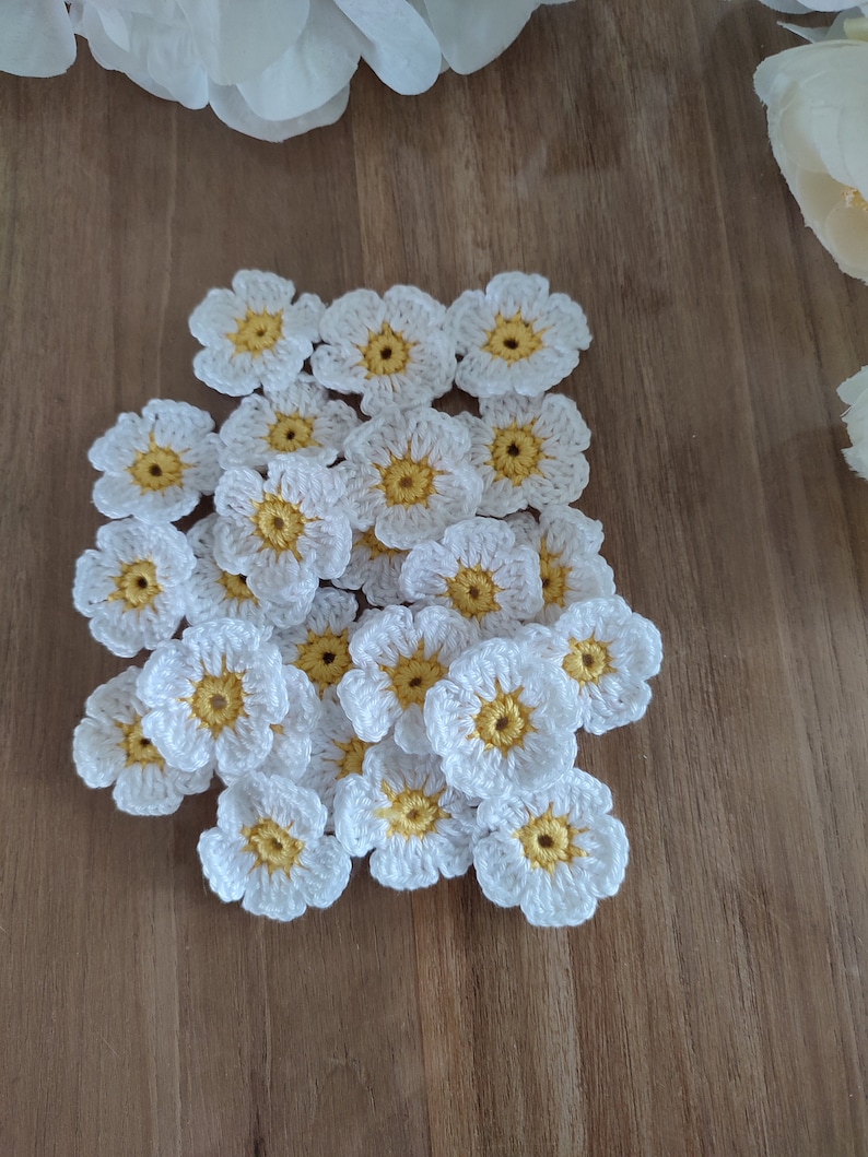 24 pieces crochet flowers daisies 1.38 inches or 3.5 cm image 1