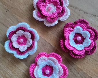 4 fleurs en coton au crochet en 3 couches et plusieurs couleurs avec perle 7,5 cm / 2,95 pouces