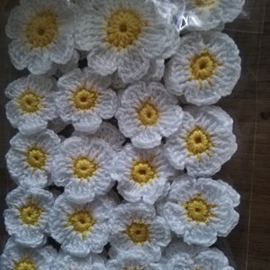 24 stuks gehaakte bloemen madeliefjes 1,38 inch of 3,5 cm afbeelding 7