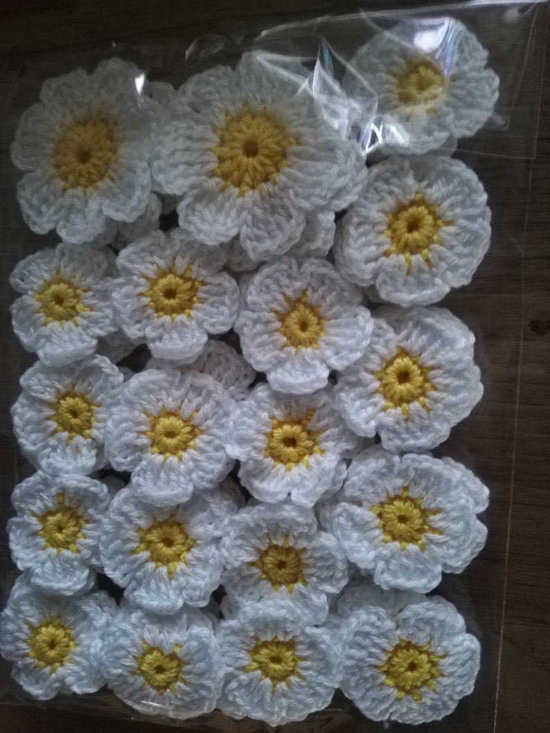 24 stuks gehaakte bloemen madeliefjes 1,38 inch of 3,5 cm afbeelding 7