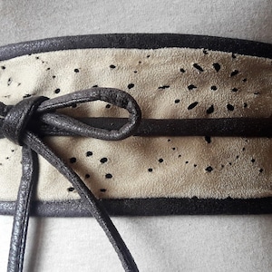 Cinturón obi beige con pintura ornamentada, Cinturón Obi, Cinturón de envoltura ancha reversible, Cinturón de cuero sintético, Cinturón de mujer, Cinturón de envoltura ancha, Cinturón de corbata Beige & Dark Brown