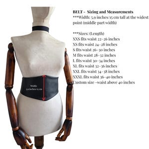 K&ouml;nnte beinhalten: Ein breiter schwarzer G&uuml;rtel an einer Schaufensterpuppe mit einer Breite von 15 cm. Der Text listet Gr&ouml;&szlig;en von XXS bis XXXL auf, die Taillenumf&auml;nge von 22 bis 40 Zoll abdecken, sowie Optionen f&uuml;r Sondergr&ouml;&szlig;en &uuml;ber 40 Zoll f&uuml;r dieses Accessoire.