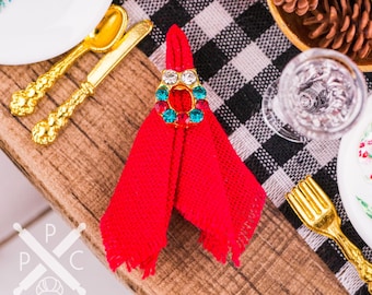 Ronds de serviette de table en forme de couronne dorée et rouge pour maison de poupée - Lot de 4 - Serviettes de table de Noël miniatures pour maison de poupée