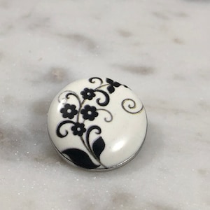 Black & White Painted Flower 18MM Ceramic Snap Button &lt;&lt;fits 20MM Snap Jewelry, Sold Separately&gt;&gt;