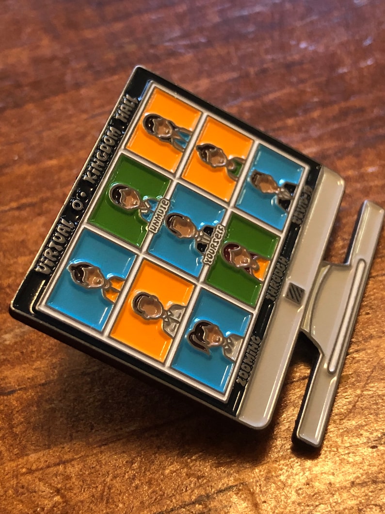 Op de afbeelding: Een rechthoekige emaille pin met een computermonitor ontwerp. De pin heeft een raster van kleurrijke vierkanten met cartoonfiguren en de tekst "UNMUTE YOURSELF" en "ZOOMING THROUGH". De pin heeft een zilverkleurige rand.