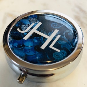 Personalisierte Pill Compact | Monogramm/Initialen, kundenspezifisches Design, Zitat, Schrift.