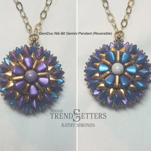 Op de afbeelding: Een omkeerbare hangerketting met een gouden ketting. De hanger is rond, gemaakt van kralen en heeft een paars-blauw kleurenschema. De hanger heeft een witte kraal in het midden. De tekst "GemDuo Nib-Bit Gemini Pendant (Reversible)" is zichtbaar boven de hanger.