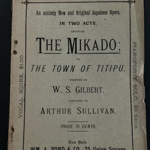 Könnte beinhalten: Ein vintage, cremefarbenes Programm für die Oper "The Mikado" von W.S. Gilbert und Arthur Sullivan. Das Programm trägt den Titel "The Mikado; or, The Town of Titipu." Das Programm ist in schwarzer Tinte gedruckt und enthält den Preis von 15 Cent. Das Programm wird von Wm. A. Pond & Co. in New York herausgegeben.
