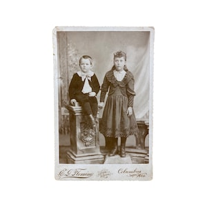 Fotografía de la tarjeta de gabinete de hermanos y hermanas de la década de 1890