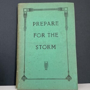 Può includere: Un libro vintage con una copertina verde acqua e il titolo "PREPARE FOR THE STORM" in lettere nere. La copertina presenta un bordo nero ornato e un emblema decorativo in basso. Il libro sembra essere in buone condizioni.