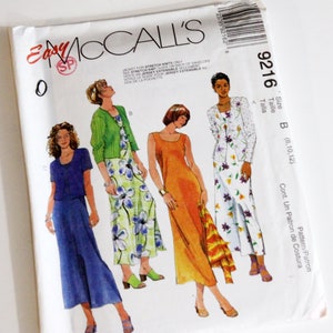 Könnte beinhalten: Ein Schnittmuster für ein Kleid mit Jacke. Das Schnittmuster ist für die Größen 8, 10 und 12. Das Schnittmuster heißt McCall's Easy 9216.