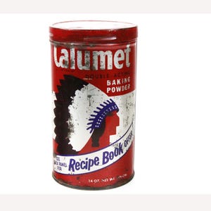Puede incluir: Lata de polvo para hornear Calumet Double-Acting vintage. La lata roja y blanca presenta una ilustración de un nativo americano de perfil, con el texto "Recipe Book Offer". La lata pesa 397 gramos.