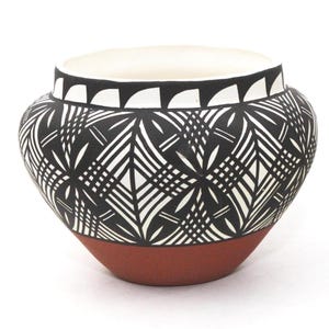 Vaso rotondo Navajo Pottery da 7" di diametro, anni '90, firmato Jemez Pueblo NM, fiore giallo