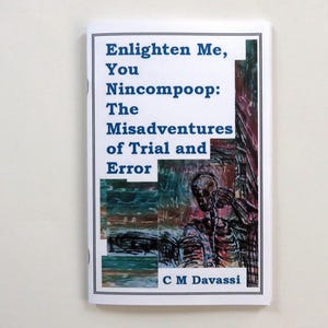 Może przedstawiać: Mała książka zatytułowana "Enlighten Me, You Nincompoop: The Misadventures of Trial and Error" z niebiesko-białą okładką. Okładka zawiera tekst i ilustrację postaci przypominającej szkielet. Nazwisko autora, C M Davassi, znajduje się na dole.