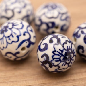 14mm or 28mm vintage style Chinese white and blue porcelain rounds with flower and vine pattern motif circular beads bead lot chinasorie
