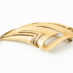 Vintage gold toned art deco line shaped pin brooch | elegant abstract modern shaped gold brooch | rolled brushed textured gold metal