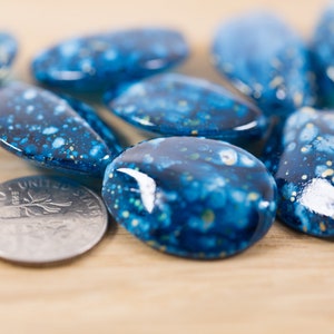 10 count 23mm blue cyan teal and white silver gold vintage style plastic round ball shaped beads destash opaque metallic paint splatters