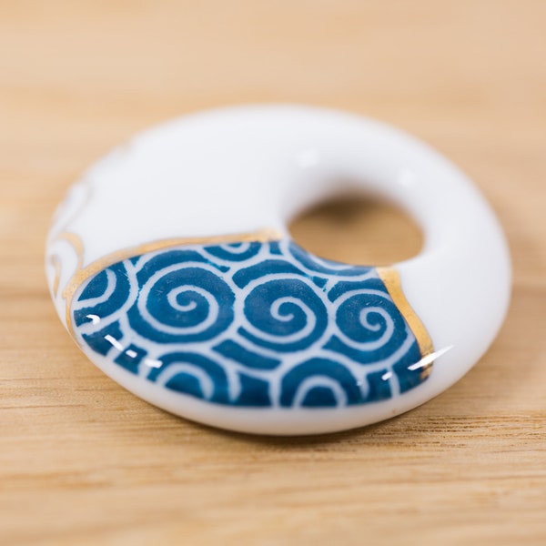 1 count 37mm vintage style white blue gold hand painted and carved porcelain pendant focal piece charm ocean pattern motif circular