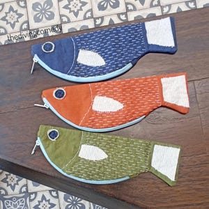 Borsa a forma di pesce in lino, astuccio ricamato, borsa in batik, portafoglio divertente, arwana, aronawa, sashiko, custodia per caricabatterie, regalo di pesce, regalo per buongustai, regalo per subacquei