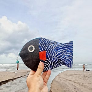 Borsa a forma di pesce, borsa di lino, borsa batik, pochette fatta a mano, borsa per cellulare, borsa unisex, borsa da cancelleria, borsa ecologica