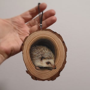 Handgeschilderde houten plak met stekelvarken, egel. Woondecoratie. Fijne kunst. 3D schilderij