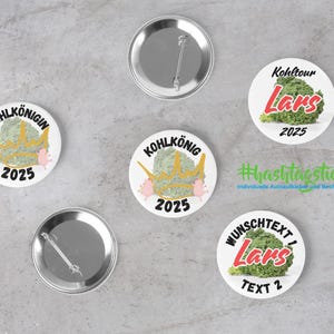 Könnte beinhalten: Fünf weiße runde Knöpfe mit verschiedenen Designs. Die Knöpfe zeigen einen Kohlkopf, eine Krone und den Text "Kohlkönig", "Kohlkönigin", "Kohltour Lars", "2025" und "Wunschtext 1 Lars Text 2".