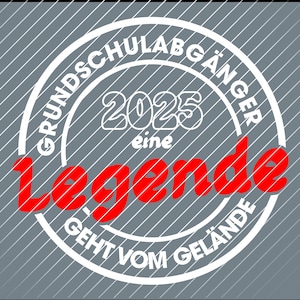 Può includere: Cerchio bianco con il testo "GRUNDSCHULABGÄNGER 2025 eine Legende GEHT VOM GELÄNDE" in nero. L'anno 2025 è in rosso.