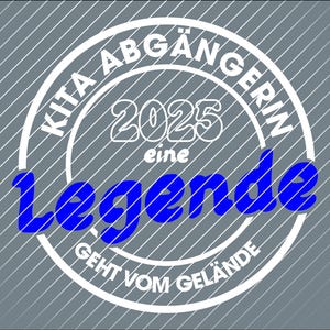Op de afbeelding: Witte cirkel met de tekst "Kita Abg&auml;nger/in 2025 eine Legende geht vom Gel&auml;nde" in zwarte en blauwe letters. De tekst is in een cirkelvormige patroon rond de cirkel.