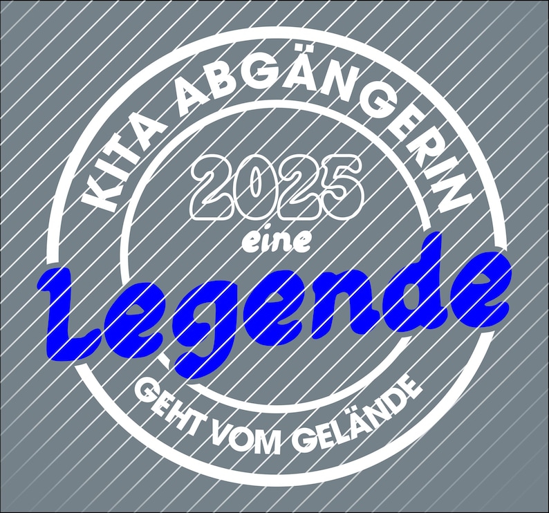 Op de afbeelding: Witte cirkel met de tekst "Kita Abg&auml;nger/in 2025 eine Legende geht vom Gel&auml;nde" in zwarte en blauwe letters. De tekst is in een cirkelvormige patroon rond de cirkel.