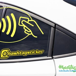 Könnte beinhalten: Ein gelber Aufkleber mit einer Hand, die eine Kreditkarte hält, und einem Symbol für kontaktloses Bezahlen. Der Aufkleber lautet "hashtag sticker" und "hier antippen".
