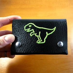 Cartera vegana minimalista con bordado de T-Rex