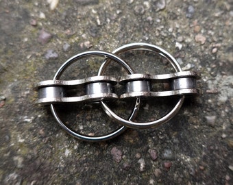 Anti-stress fidget made from a recycled bike chain