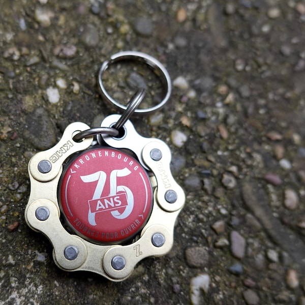 Key chain made from upcycled bicycle chain and a beer cap - 75 years