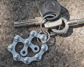 Pretzel keychain – Upcycled bike chain keyring, handmade gift from Alsace, France