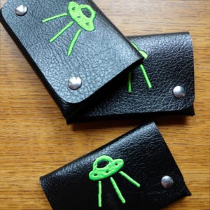 Cartera vegana minimalista con bordado OVNI