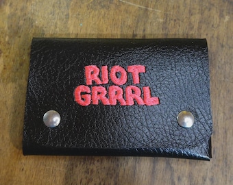 Vegan Minimalist Wallet Riot Grrrl – Feminist Embroidery – Upcycled & Handmade
