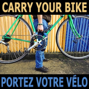 Puede incluir: Una persona llevando una bicicleta verde con un sillín y un manillar negros. La bicicleta tiene una cadena plateada y ruedas plateadas. La persona lleva pantalones vaqueros azules y zapatos marrones. El texto "Carry Your Bike" está en la parte superior de la imagen y el texto "Portez Votre Vélo" está en la parte inferior de la imagen.