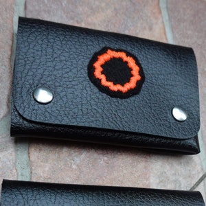 Cartera vegana minimalista con parche bordado