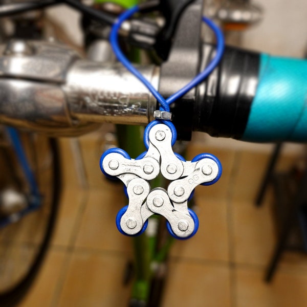 Étoile de Noël pour sapin, en chaîne de vélo et fil électrique bleu