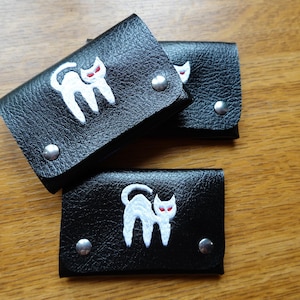 Portefeuille vegan minimaliste broderie chat yeux laser