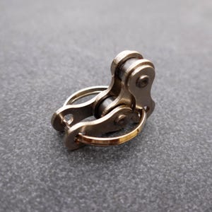 Anti-stress fidget made from a recycled bike chain
