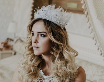 Couronne blanche, Fascinator de plume, diadème blanc, couronne nuptiale, couronne des plumes, cygne blanc, couronne de ballet, couronne royale, couronne blanche de plume