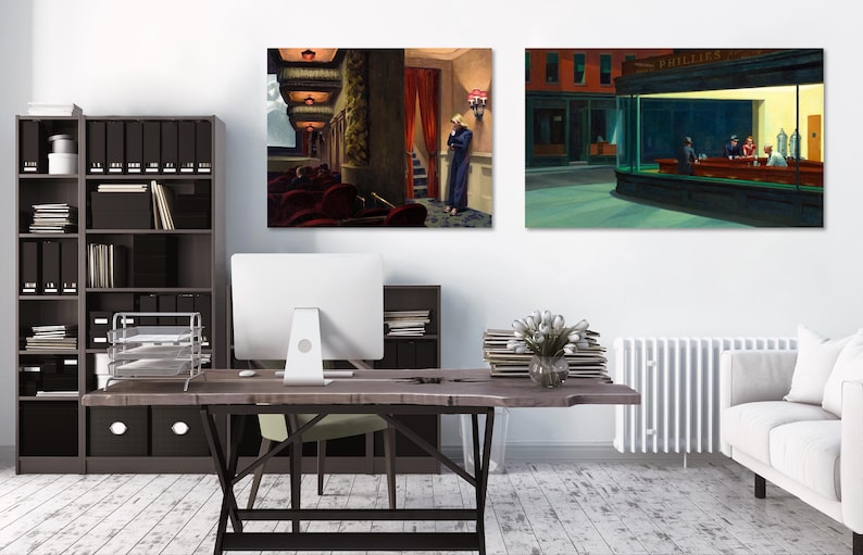 Puede incluir: Dos pinturas enmarcadas de escenas de la ciudad de Edward Hopper. La pintura de la izquierda muestra a una mujer de pie en un pasillo con una cortina roja. La pintura de la derecha muestra un restaurante con gente sentada en el mostrador.