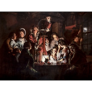 Puede incluir: Un grupo de personas reunidas alrededor de una mesa, observando un experimento científico. Un hombre con una túnica roja sostiene un frasco de vidrio con un pájaro dentro. Una mujer con un vestido azul llora mientras otra mujer la consuela. La escena está iluminada por una sola vela y una luna que brilla a través de una ventana.