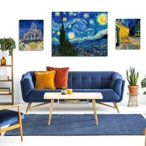Puede incluir: Tres cuadros enmarcados de famosas obras de Van Gogh cuelgan de una pared blanca sobre un sof&aacute; azul con almohadas naranjas y marrones. El sof&aacute; est&aacute; en una sala de estar con una mesa de caf&eacute;, un sill&oacute;n azul y plantas.