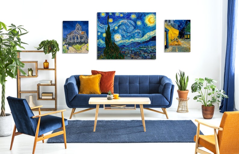 Puede incluir: Tres cuadros enmarcados de famosas obras de Van Gogh cuelgan de una pared blanca sobre un sof&aacute; azul con almohadas naranjas y marrones. El sof&aacute; est&aacute; en una sala de estar con una mesa de caf&eacute;, un sill&oacute;n azul y plantas.