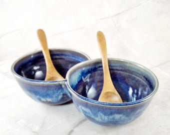 ambachtelijk bevestigde kleine kommen blauw perple