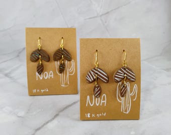 Unieke getextureerde hangoorbellen klei en glazuur contrast handgemaakte turkoois/witte keramische sieraden