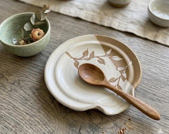 Blad Lepelsteun Wax Resist & Slip Trailing Brown Clay Wit/Turkoois glazuur