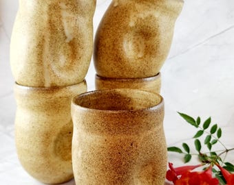 Made by order Handgemaakte koffiemok van steengoed: natuurlijk bruin keramiek